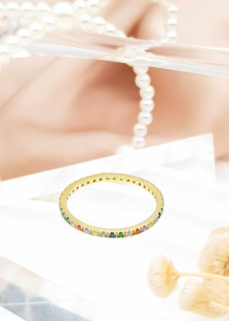 Złoty pierścionek typu obrączka z kolorowymi cyrkoniami