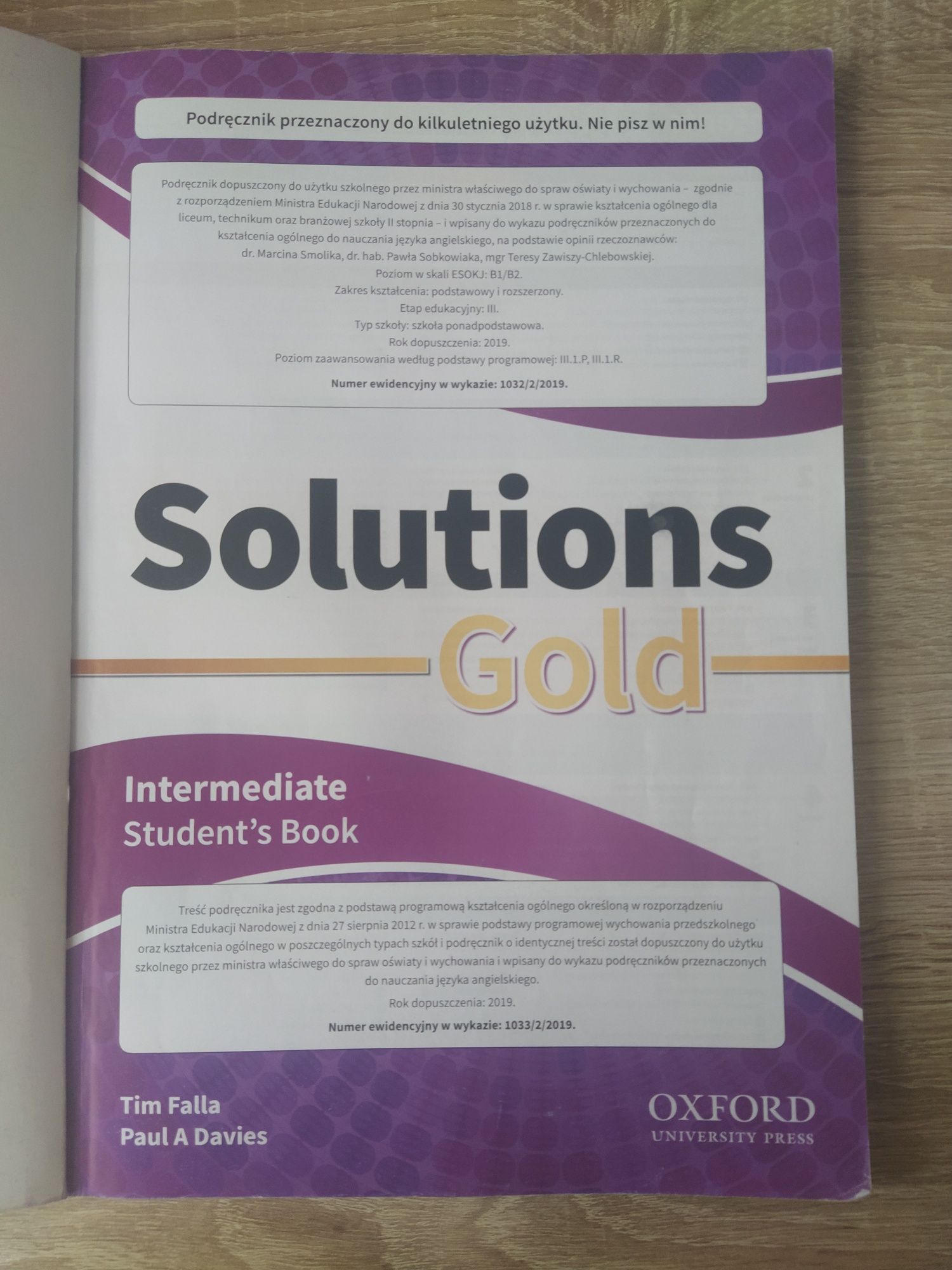 Solutions Gold Intermediate Students Book