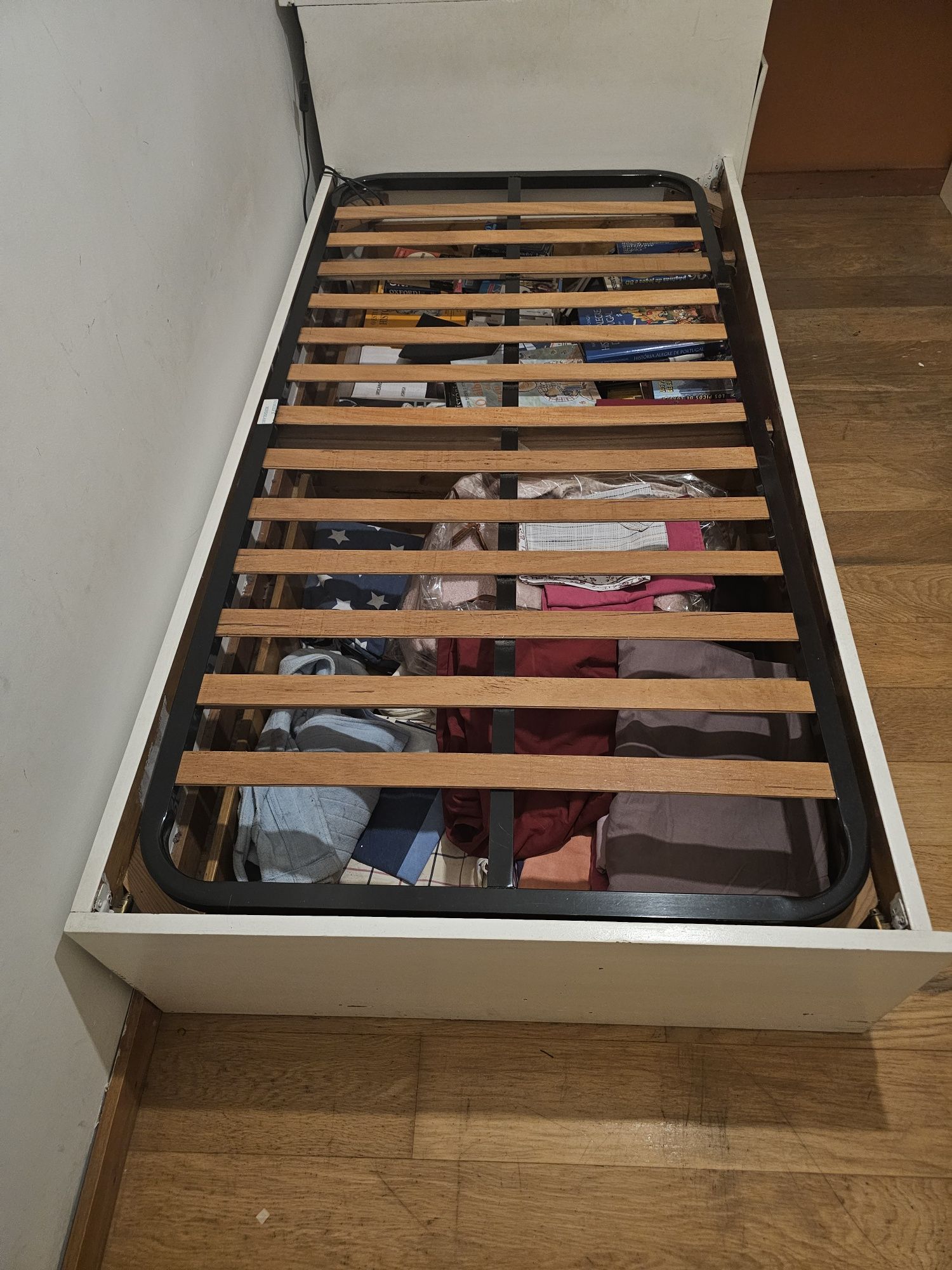 Cama de solteiro com gavetas
