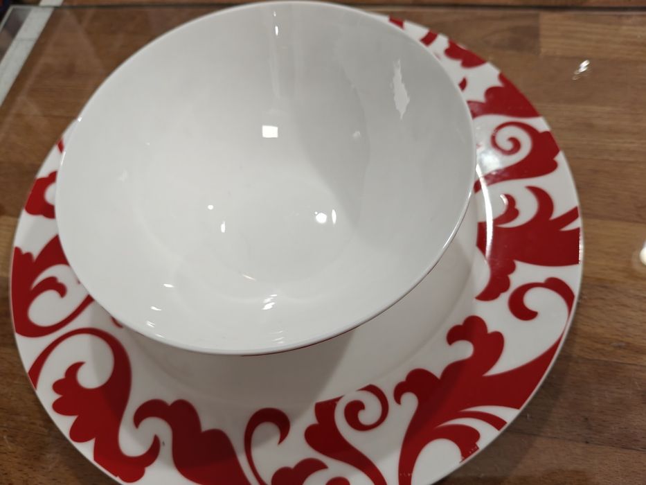 Serwis obiadowy, święta porcelana fine bone China 12 osób