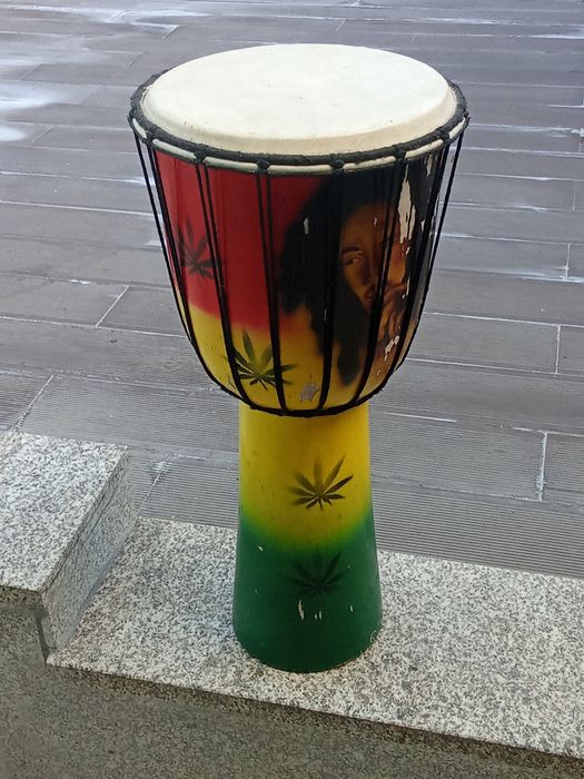 Batuque tipo africano com pintura bob Marley usado