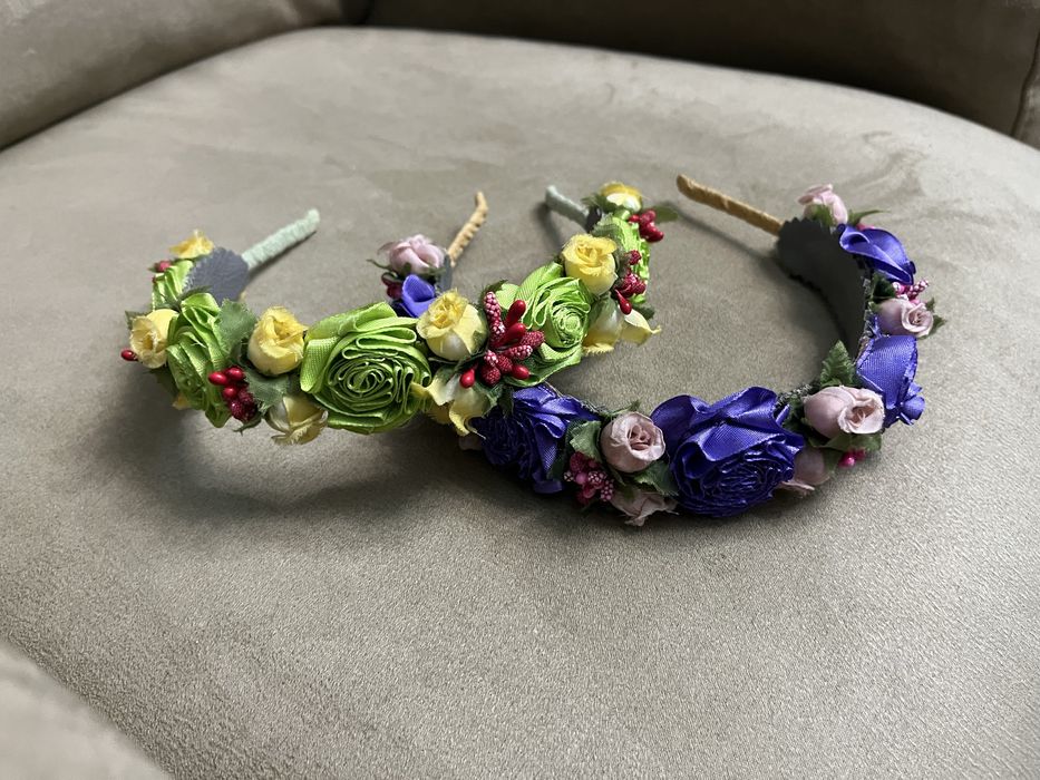 Обруч на голову украшен розочками