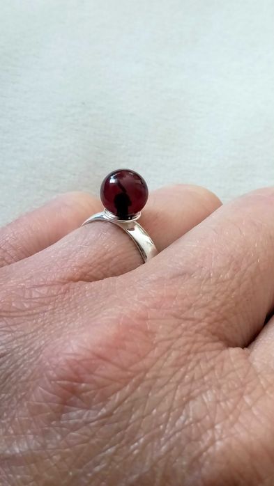 srebrny regulowany pierścionek z naturalnym bursztynem bałtyckim