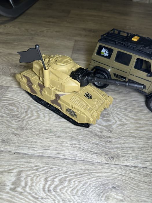 Танк военный джип