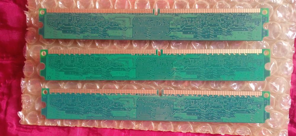 DDR 2 3 планки по 1гигу Kingston