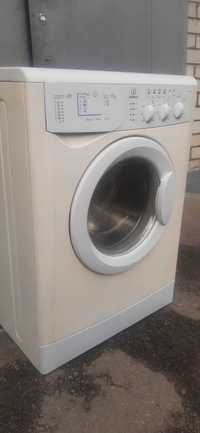 Продам стиральную машину Indesit.