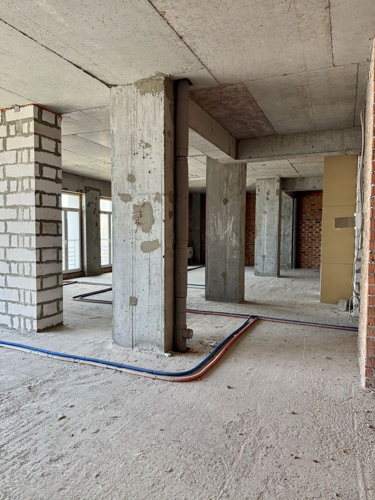 Продається велика квартира у центрі міста з видом на річку