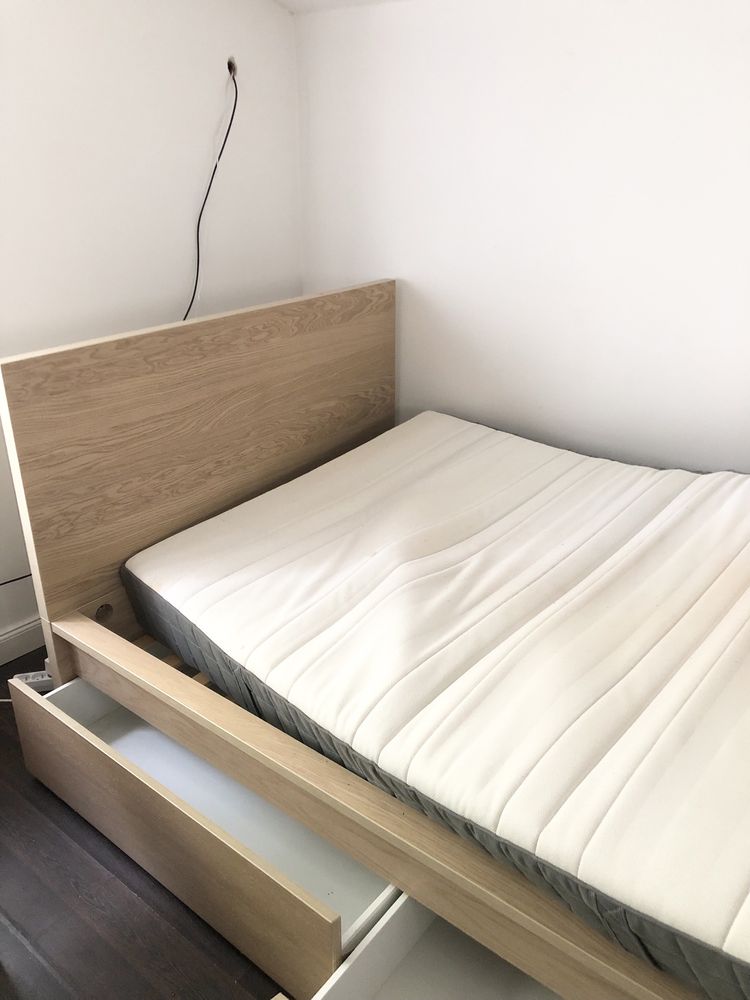 Łozko z zaglowkiem Ikea z materacem i pojemnymi szufladami