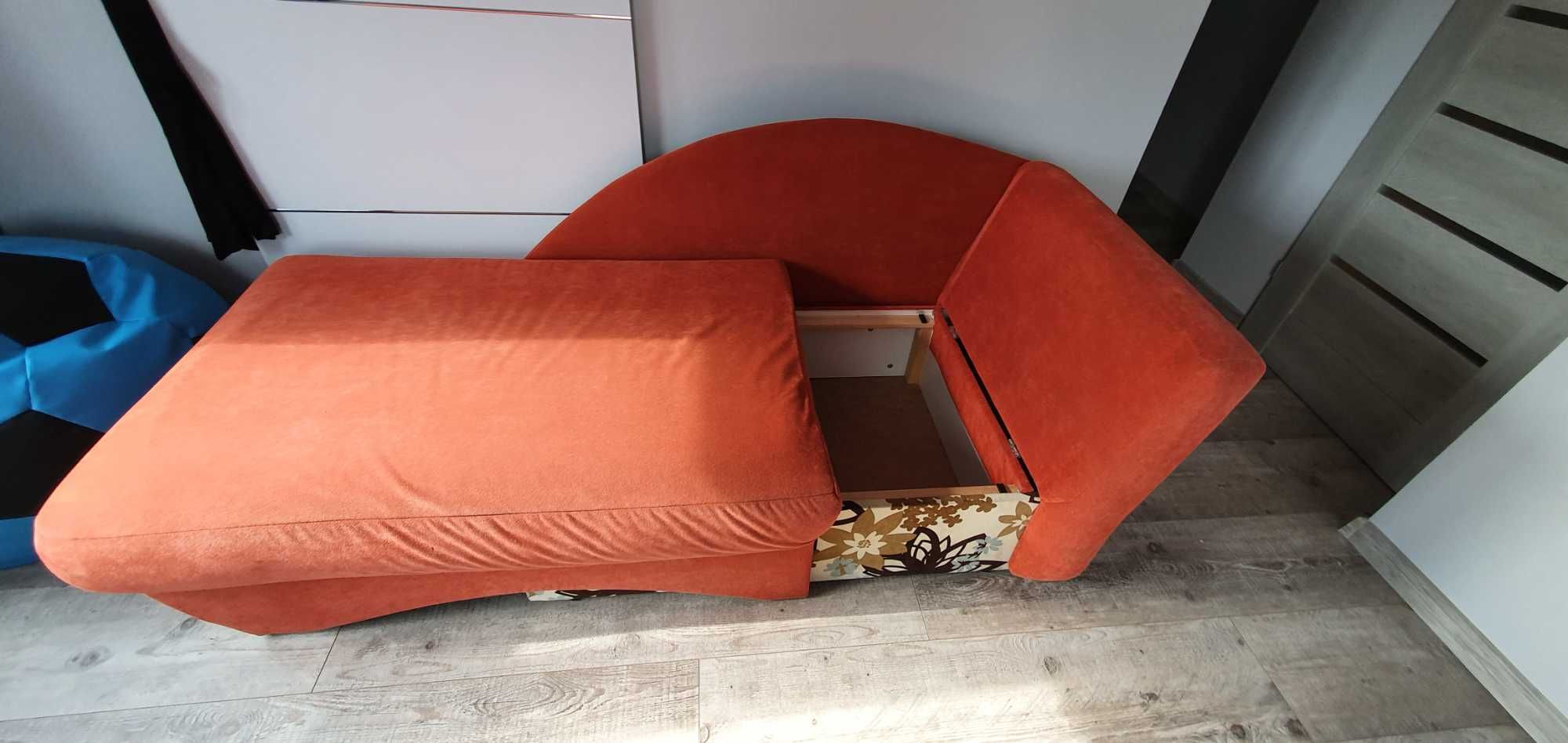 Łóżko pojedyncze,  sofa.