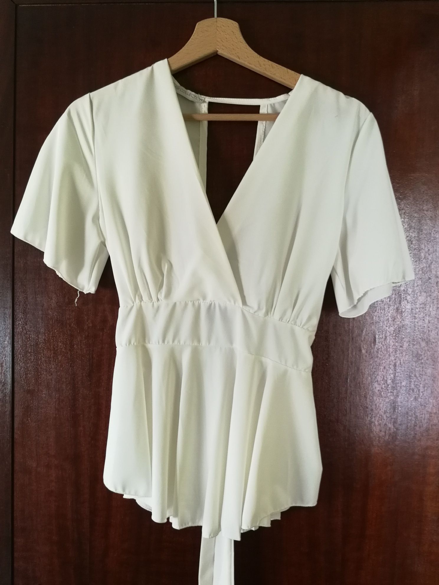 Blusa branca costas abertas