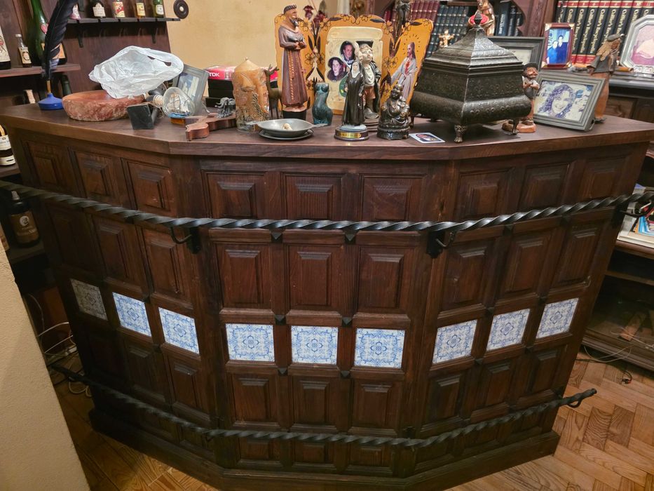 Bar em madeira maciça com 4 bancos altos