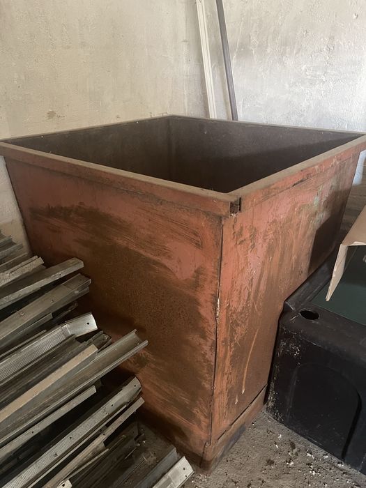 Мусорний бак.Металевий бак