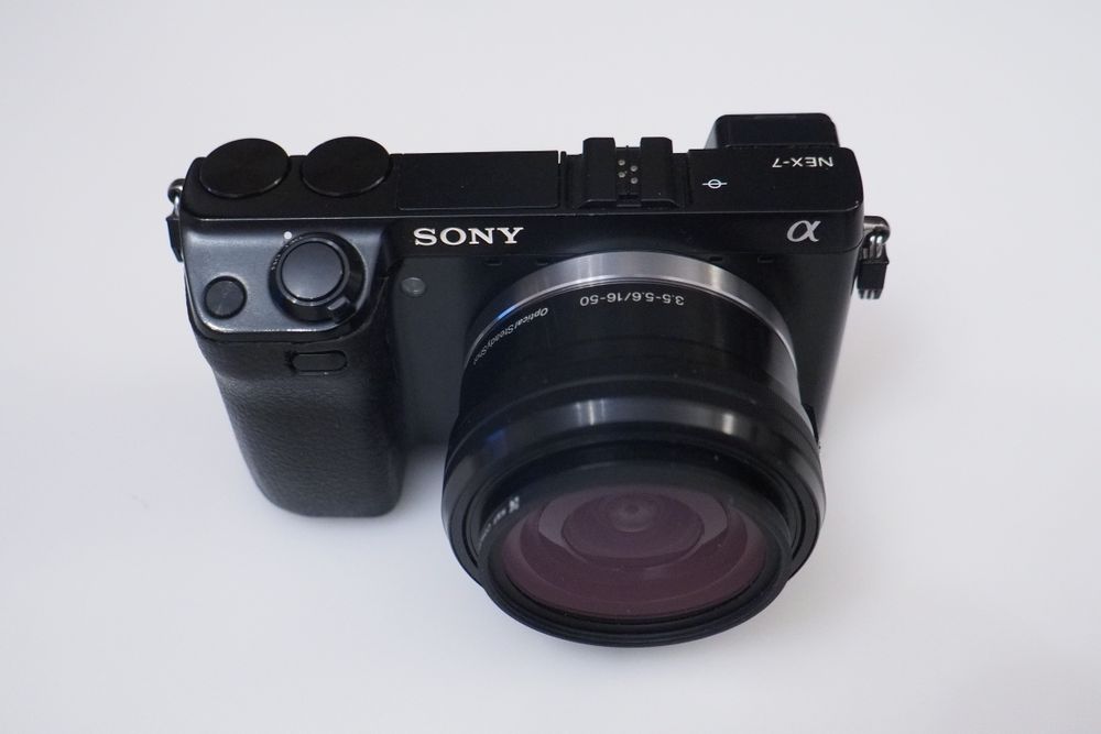 SONY Nex 7 z obiektywem.