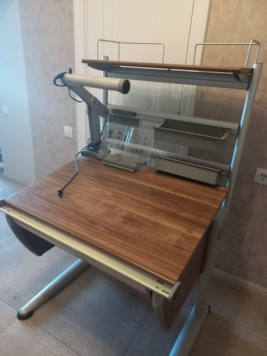 Письменный стол. Рабочий,универсал.