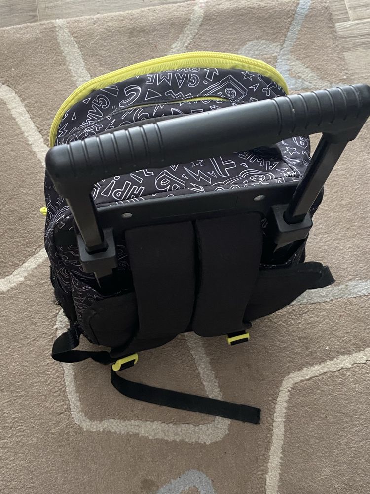 Mohila escolar com trolley