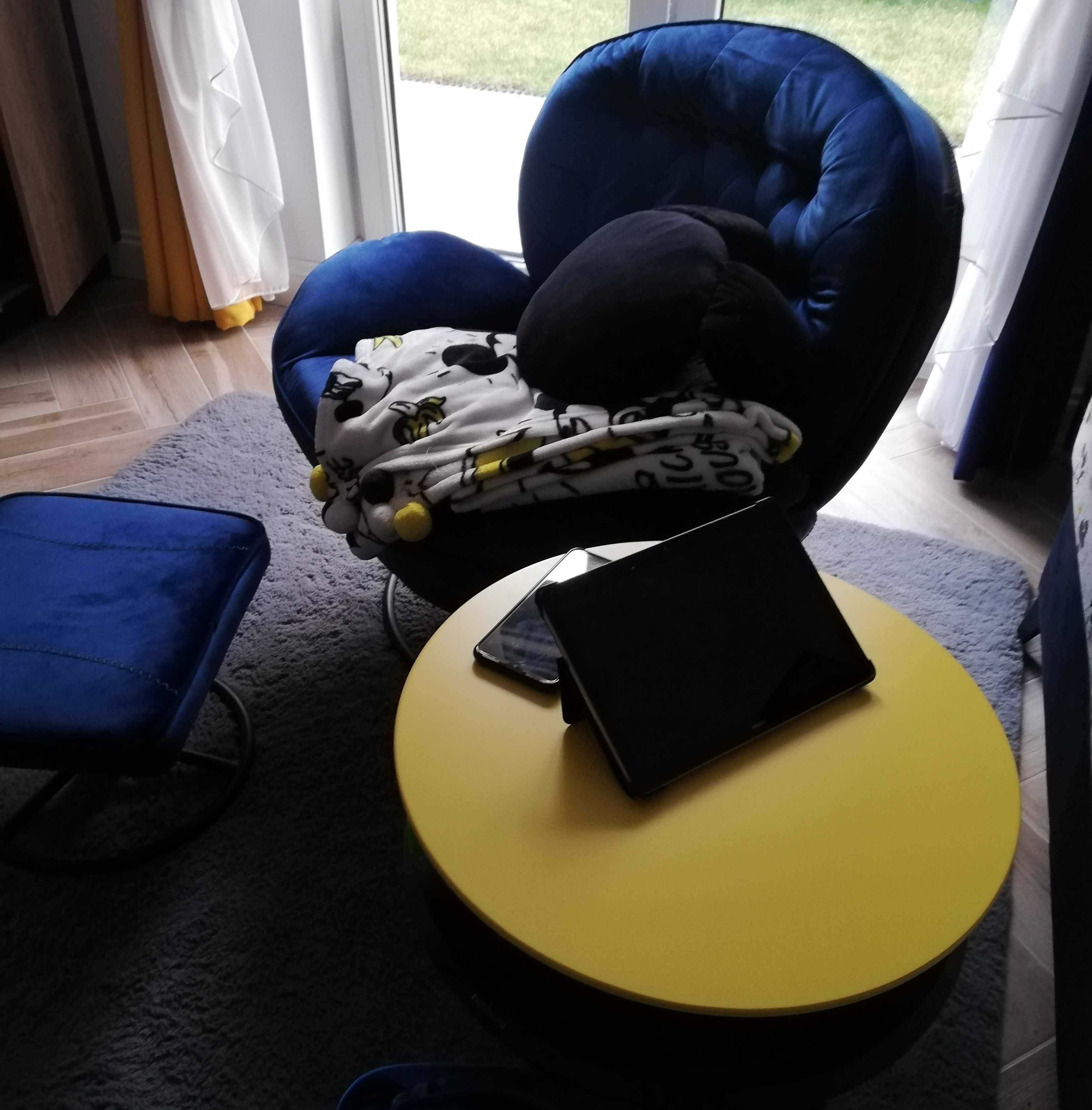 obrotowy fotel z podnóżkiem Lima