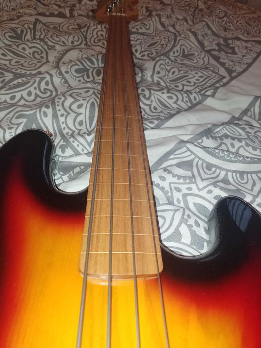 Harley Benton JB-40FL 3-Tone Sunburst(Gitara Basowa bezprogrowa)