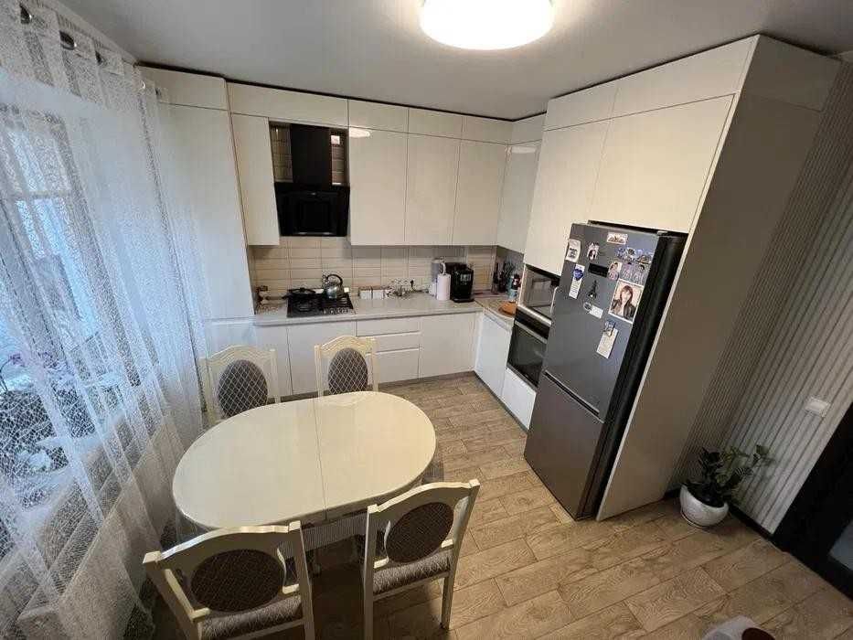 Комфортний будинок біля міста