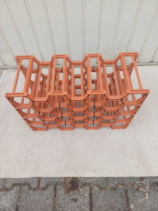 Garrafeira em plástico para 25 garrafas