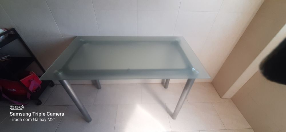 Mesa com tampo de vidro