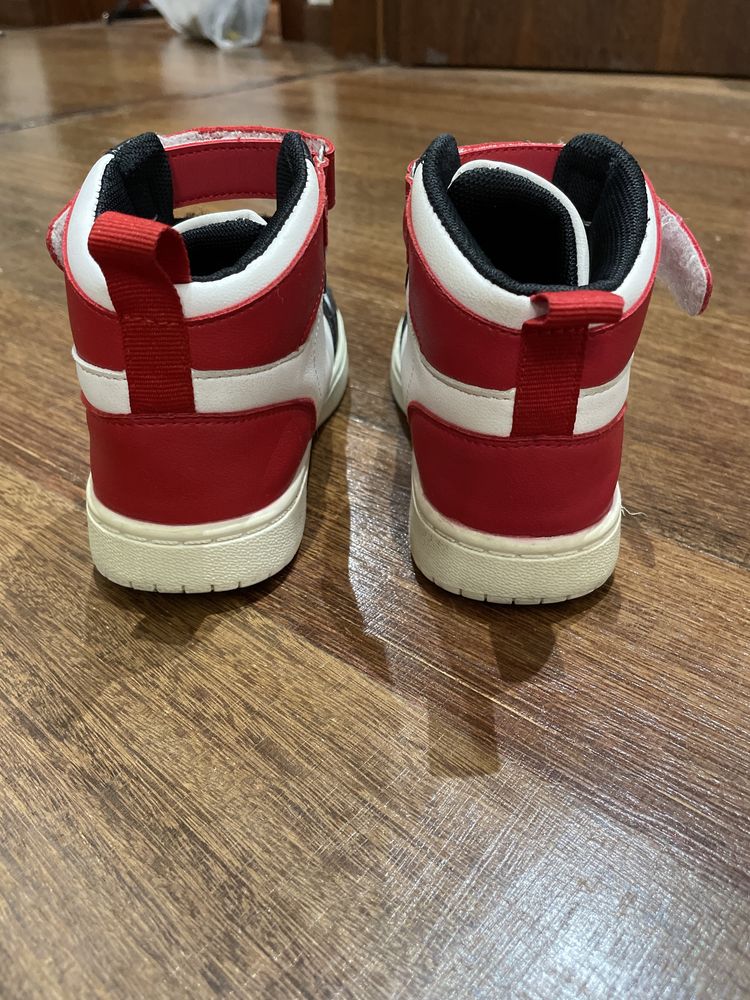 Botas tenis de cano  baixo cores branco preto e vermelho