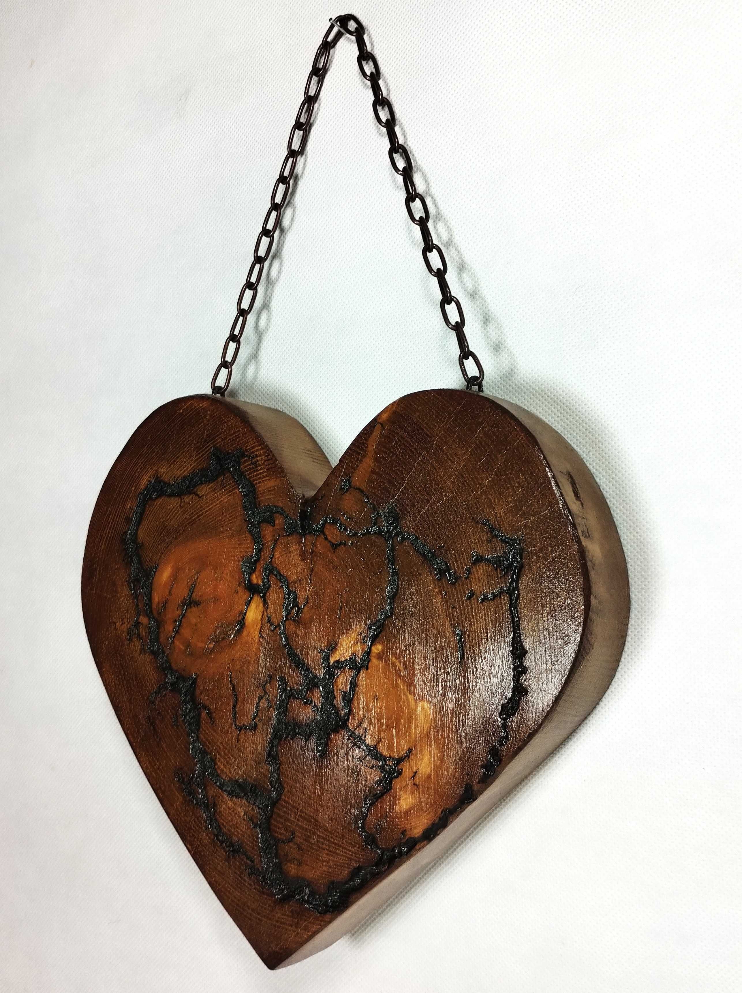 Serce dekoracyjne z drewna. Prezent, dekoracja.