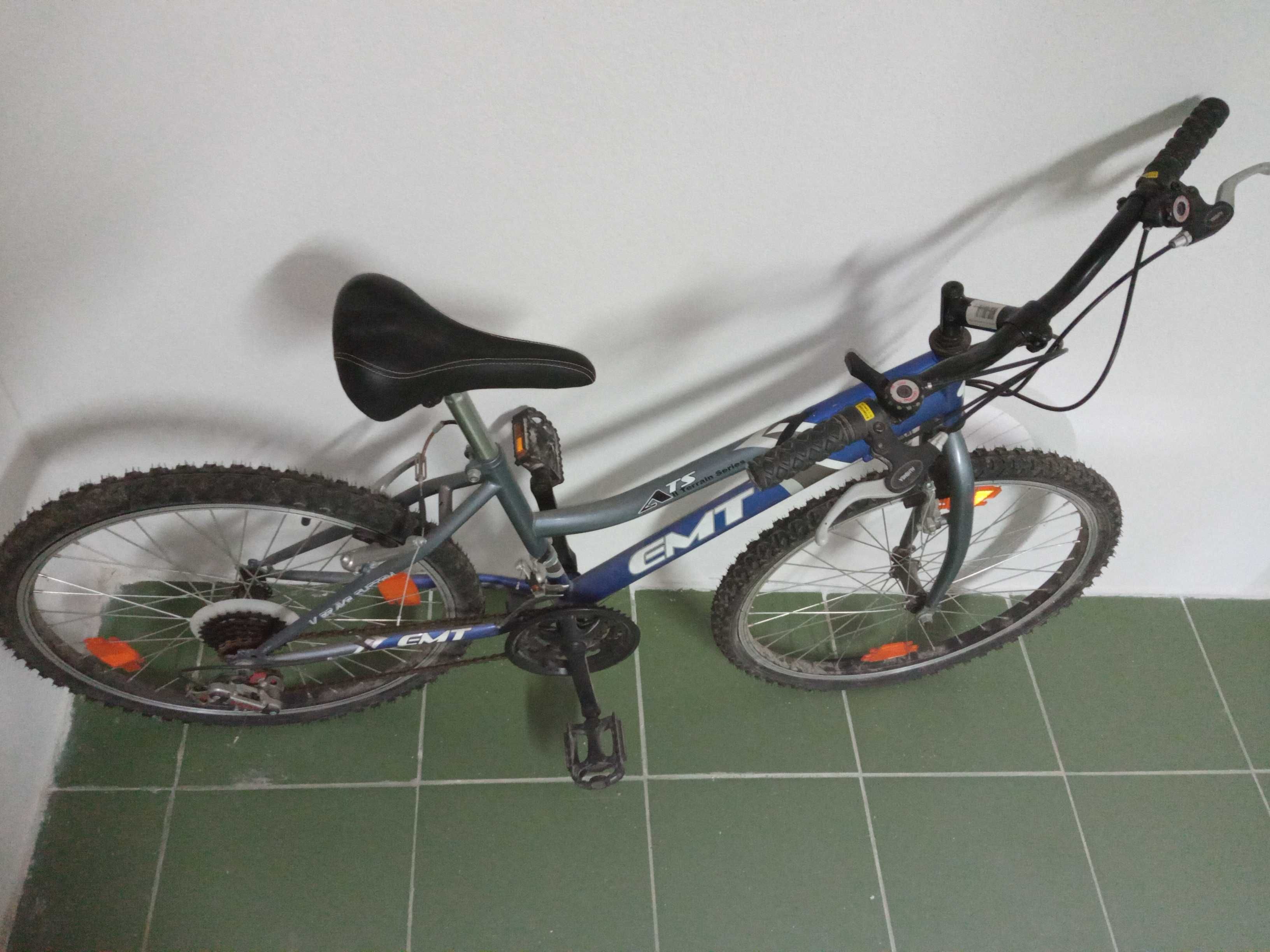 Bikes uma nova e outra com pouco uso