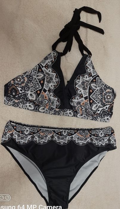 Купальник роздільний.