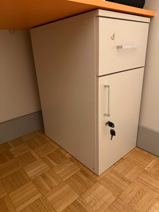 lada recepcyjna + 2 pomocniki i szafka