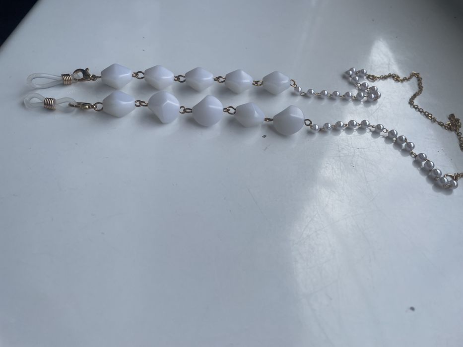 Łańcuszek do okulaów białe kamyczki