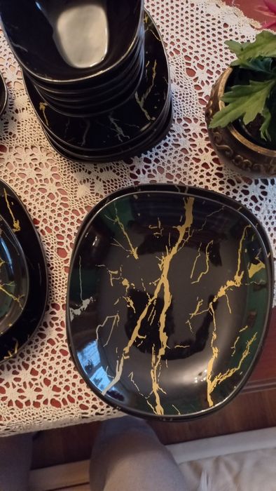 Serwis obiadowy nowy dla 6 osób /25 elementów/czarno-złoty