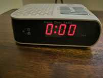 Rádio/Relógio Despertador elétrico Trevi (Também funciona a pilhas)