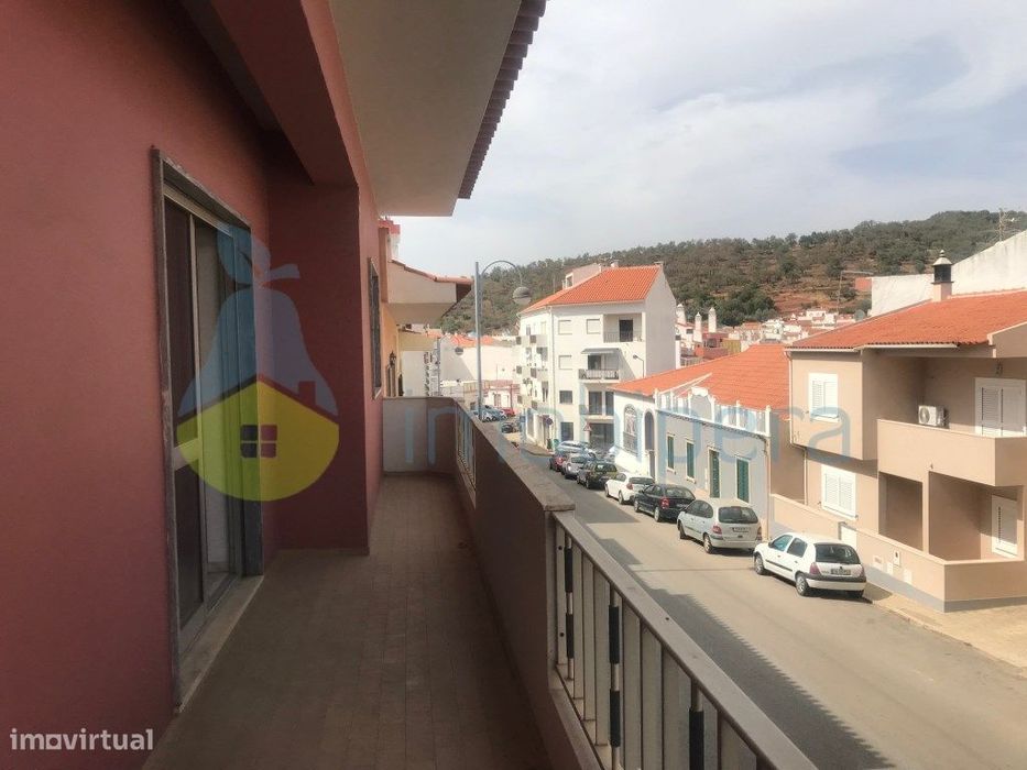 Prédio Com Apartamento T3, Espaço Comercial E Terreno