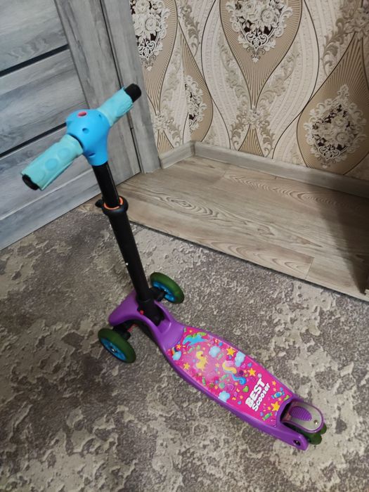 Продам трьох колісний самокат колеса світяться