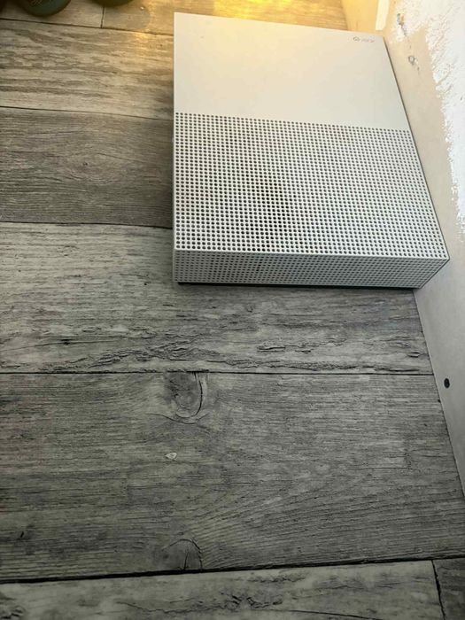 Xbox one s z padem i okablowaniem