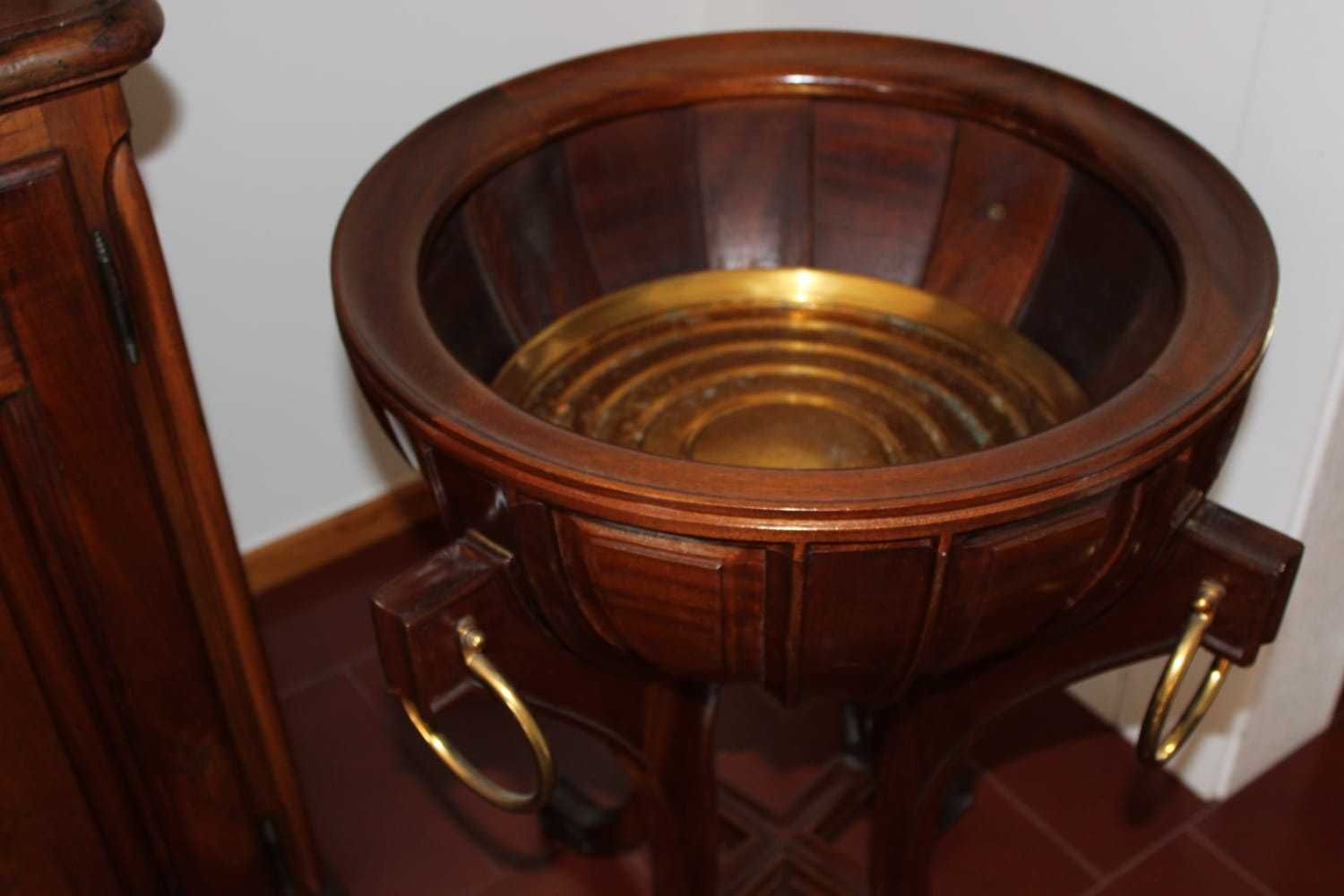 Cachepot Clássico em Madeira e Metal Dourado