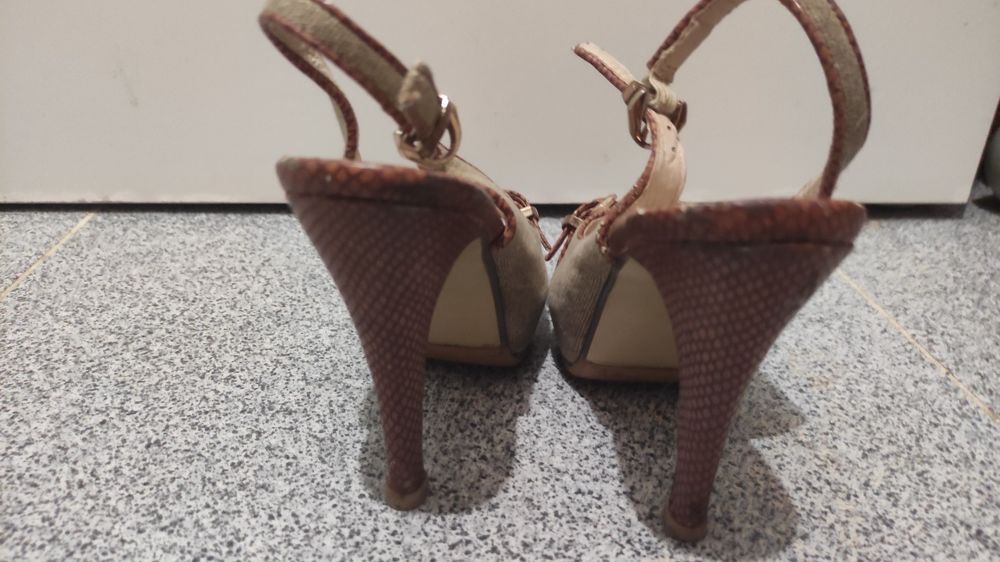Sandália de salto alto tam.36