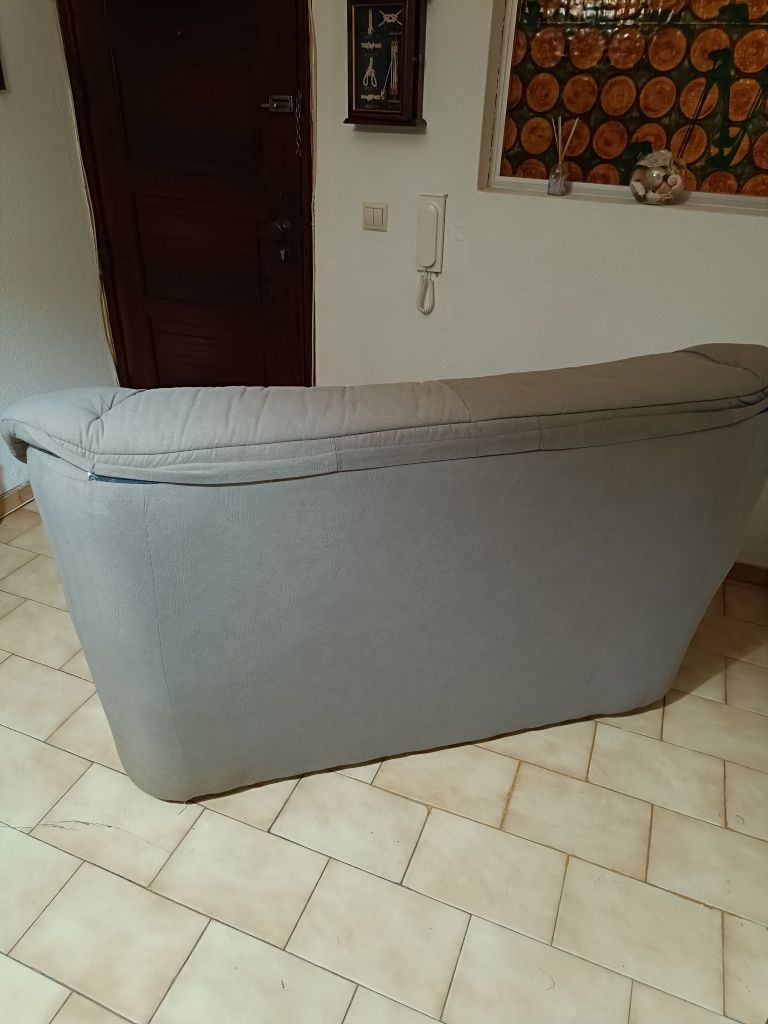 Sofá Nobuck cinza de 2 lugares