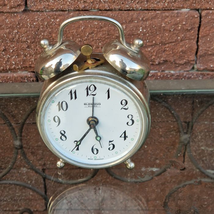 Zegar budzik (na chodzie) wys 10-7 cm