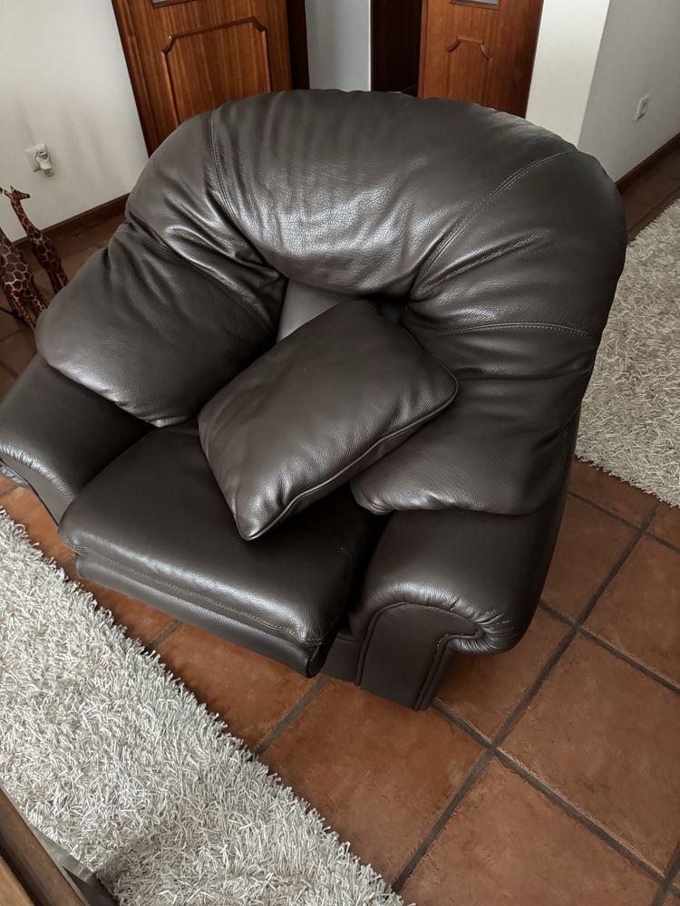 Conjunto de sofas em pele castanho