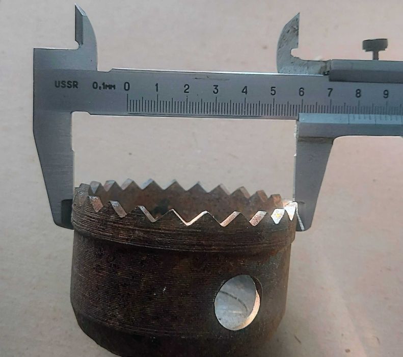 Петлі ,ручки,шпінгалети,розетки , вилки , виключатель, коронка