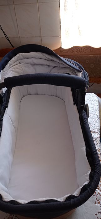 Люлька от коляски в идеальном состоянии, ручка снимается.
