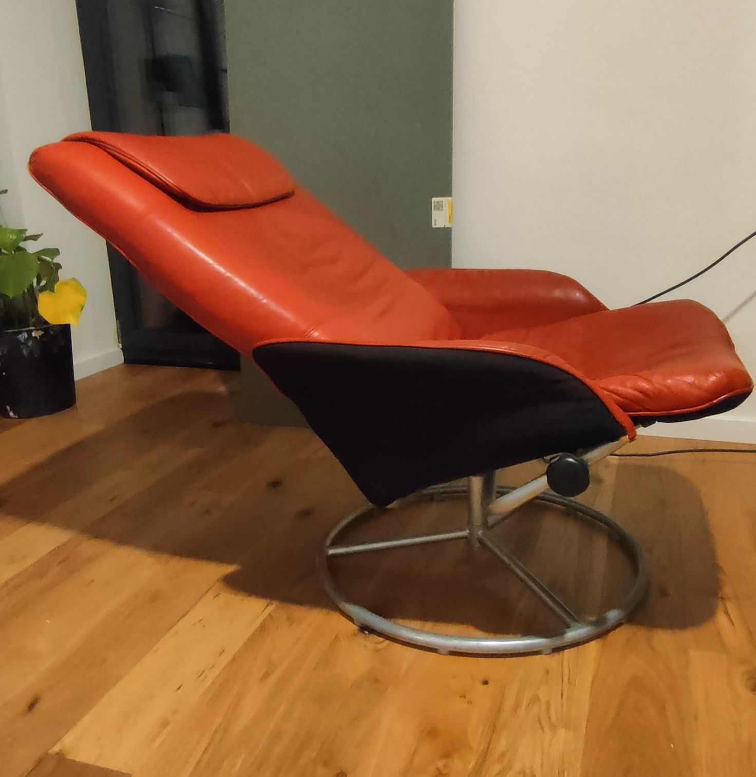 Ekskluzywny Czerwony Skórzany Fotel Obrotowy IKEA Malung – Elegancja i