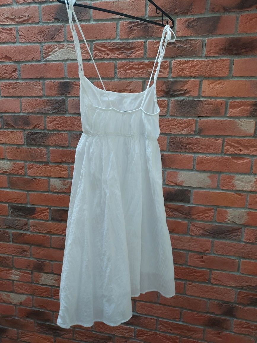 Biała sukienka bawełniana na lato