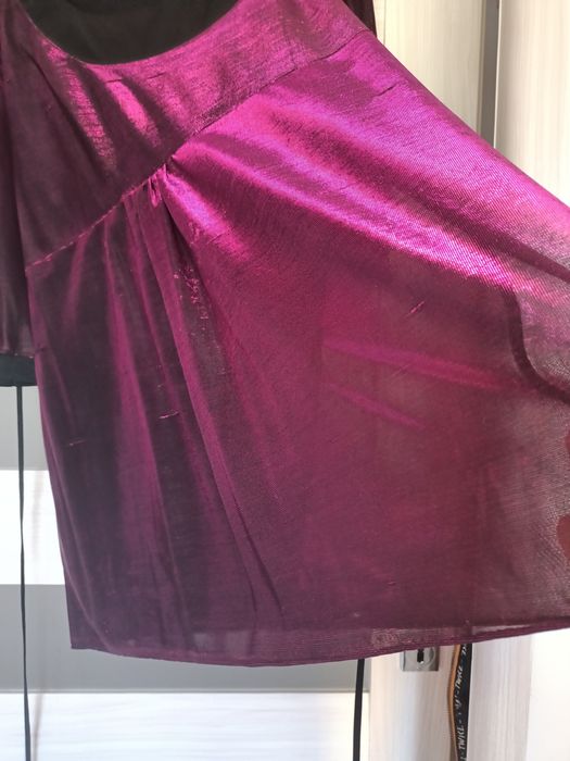 Tunika bordowa świecąca.