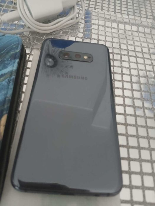 Smartfon Samsung S10e - zadbany, w komplecie nowe etui i szkło