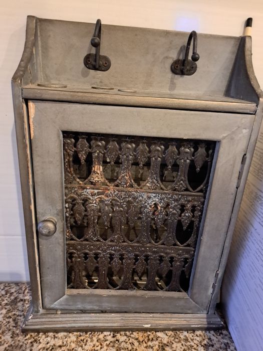 Chaveiro antigo de madeira lacado em cinza prata