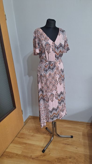 Lekka sukienka z asympetrycznym dołem r. 42/44