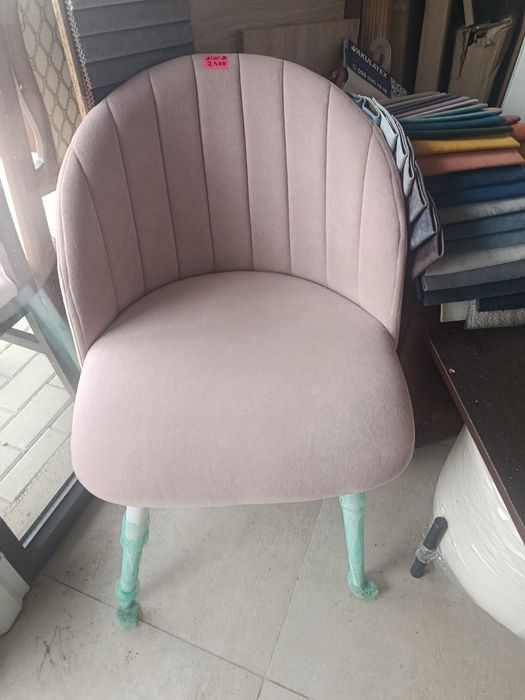 Стільці та столи для кухні та вітальні