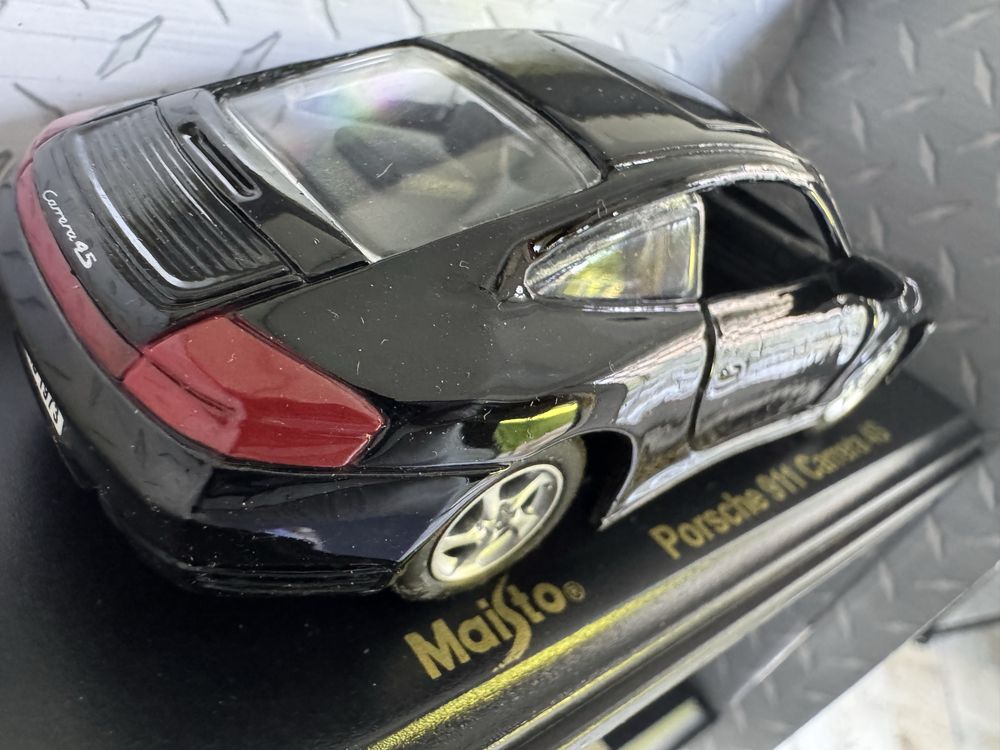 Classico Porsche 911 Carrera 4S + Suzuki GSX R750 Maisto
